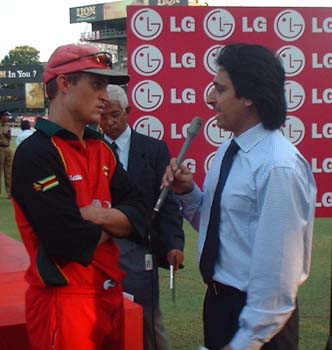 Zimbabwe skipper Stuart Carlisle chats with Ramiz Raja, after winning the game.jpg