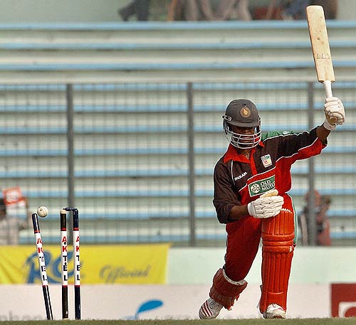 Tino Mawoyo is bowled for 10, Bangladesh v Zimbabwe, 5th ODI, Shere Bangla National Stadium, Mirpur, December 9, 2006